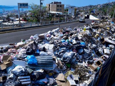 Ante la falta de recolección de basura en Acapulco, dejan desechos frente a oficina de la alcaldesa