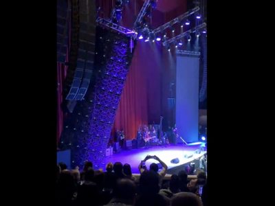 Se cae pantalla gigante durante el concierto sinfónico de El Tri en el Auditorio Nacional (Video)