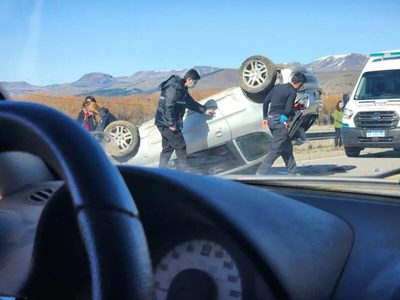 Un vehículo volcó en la Ruta 40 en el momento que su conductora intentó esquivar unos baches
