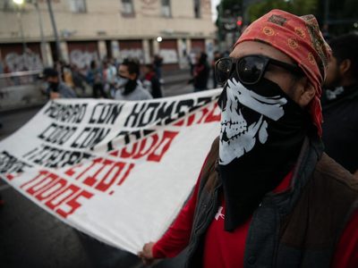 En la marcha del 2 de octubre surgen las consignas: "Harfuch genocida" y "Nos faltan 43"