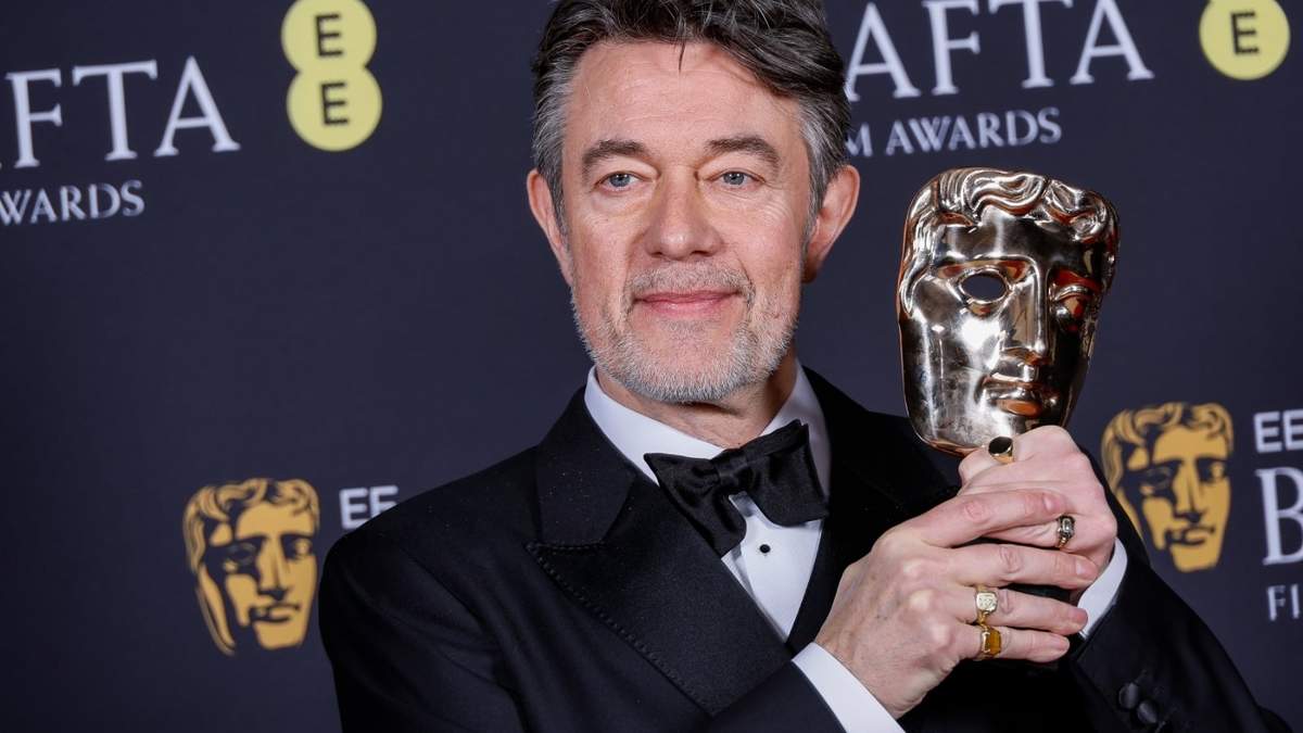Peter Straughan posa con el premio a mejor guion adaptado por "Conclave" ("Cónclave") en la 78ª edición de los Premios de la Academia Británica de Cine, BAFTA, en Londres, el domingo 16 de febrero de 2025