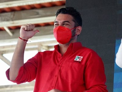 Panistas acusan que diputado Carlos Miguel Aysa "vendió su voto por una embajada"