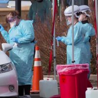 Espeluznante: encuentran cadáveres del coronavirus apilados en una pequeña morgue en Estados Unidos