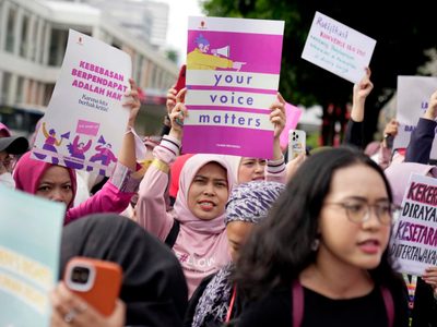 Francia blinda el derecho al aborto mientras el mundo conmemora el Día Internacional de la Mujer