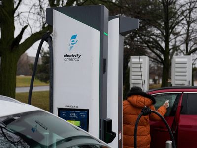 Guerra con Irán dispara el precio de la gasolina y reaviva el interés por los vehículos eléctricos