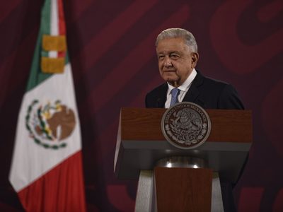 AMLO pide a abogados aclarar si es legal que la SCJN sea juez y parte en conflicto por fideicomisos