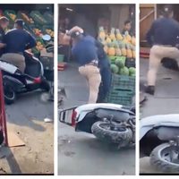 Motociclista da golpiza a policía porque lo infraccionó en mercado de Querétaro (Video)