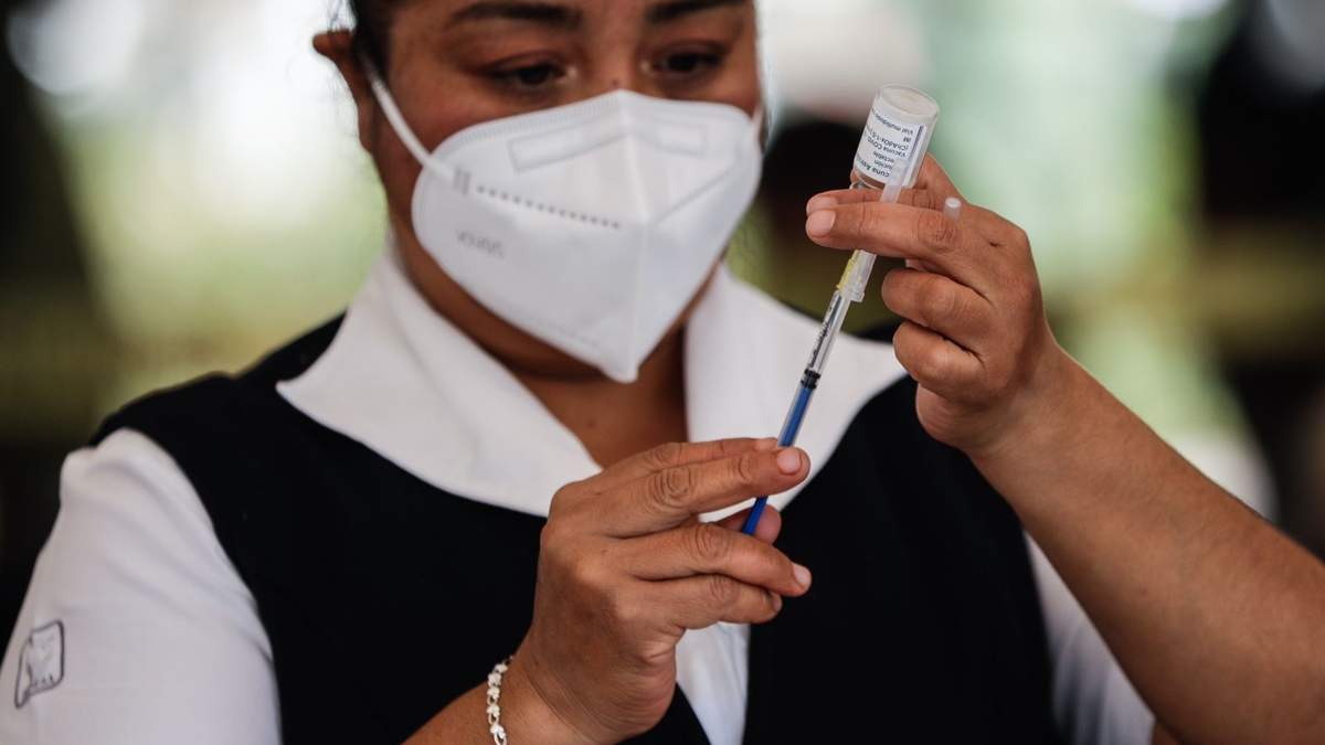 La Secretaría de Salud informó que por segundo día consecutivo se aplicaron más de 900 mil dosis contra covid-19 en una jornada