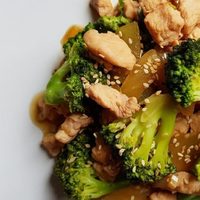 Pollo con brócoli a la crema: una excelente opción para cocinar algo rico y bien jugoso