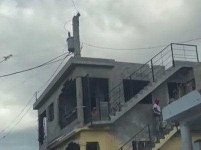 Usan poste de luz como columna en una casa de República Dominicana