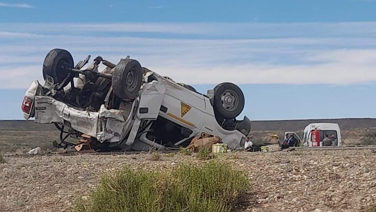 La camioneta de Vialidad provincial volcada en la cinta asfáltica. Fuente: (X)