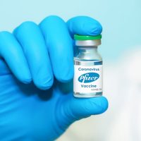 La OMS da luz verde para vacunar a los jóvenes mayores de 12 años con Pfizer