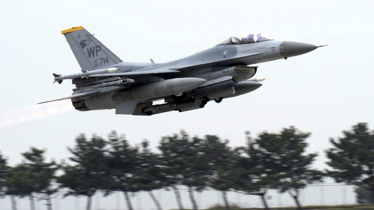 ARCHIVO - Un caza F-16 de la fuerza aérea estadunidense despega durante unas maniobras conjuntas "Max Thunder" entre Corea del Sur y Estados Unidos en la base aérea de Kunsan