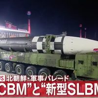 Corea del Norte presenta uno de los misiles intercontinentales más grandes del mundo