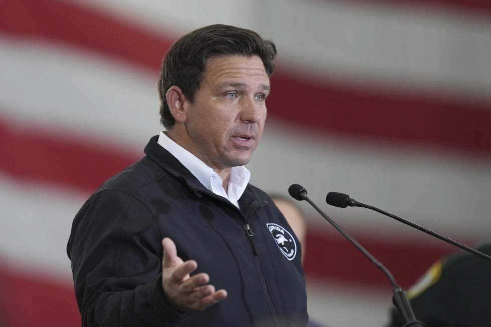 El gobernador de Florida, Ron De Santis, habla durante una conferencia de prensa sobre la aplicación de las leyes migratorias en la Base Aérea de Homestead, Florida, el 26 de febrero de 2025.