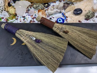 Con la escoba de tu casa y sin gastar plata: realizá estos poderosos rituales para atraer buenas vibras