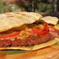Llevá tu almuerzo de domingo a otro nivel con esta tremenda torta de chorizos y preparate para los aplausos