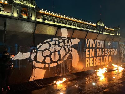 Lanzan petardos a Palacio Nacional en la marcha por la desaparición de los 43 de Ayotzinapa (Video)