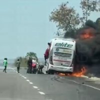 Autobús de pasajeros choca y se quema en Angostura, Sinaloa; hay cuatro muertos