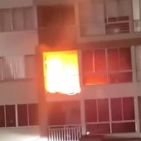 Un adolescente acuchilla a su madre y prende fuego a su departamento