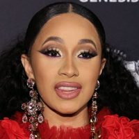 ¡Nueva imagen! Cardi B dio de qué hablar en París con insólito atuendo… ¡Se hizo viral!