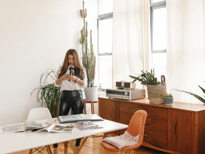 Del living de tu abuela a la decoración actual: la tendencia que revive muebles y cuadros de los años 50