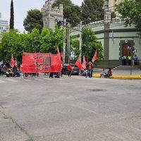 Organizaciones sociales se manifestaron frente a Casa de Gobierno por falta de pago y alimentos