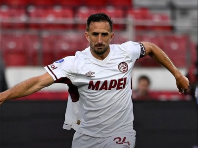 Izquierdoz tras el empate de Lanús: "El árbitro me decía, le voy a cobrar un penal al 30"