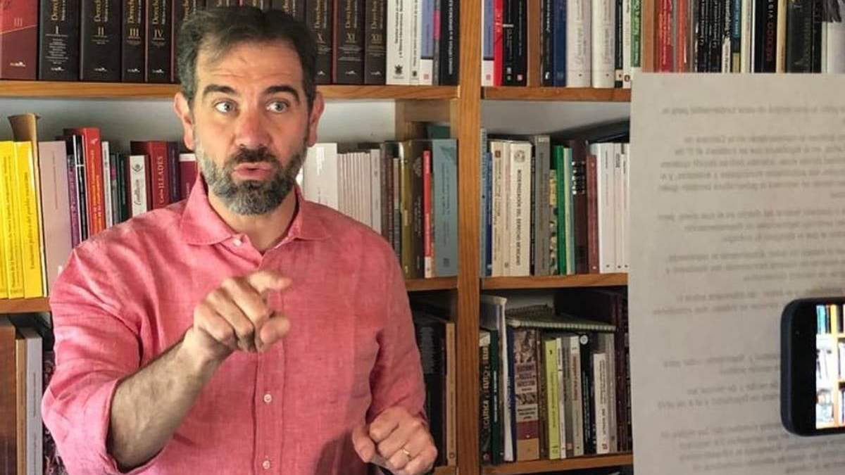 Mientras unos colocan a Lorenzo Córdova como fortaleza de una democracia imperfecta, sus malquerientes piden su cabeza