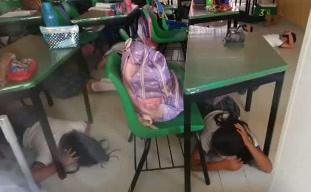 Alumnos se tiraron al suelo y se resguardaron bajo sus pupitres