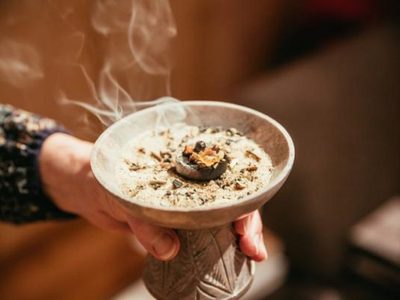 Fuera mosquitos este verano: así de fácil es hacer sahumerios de citronela y despedite de repelentes y espirales