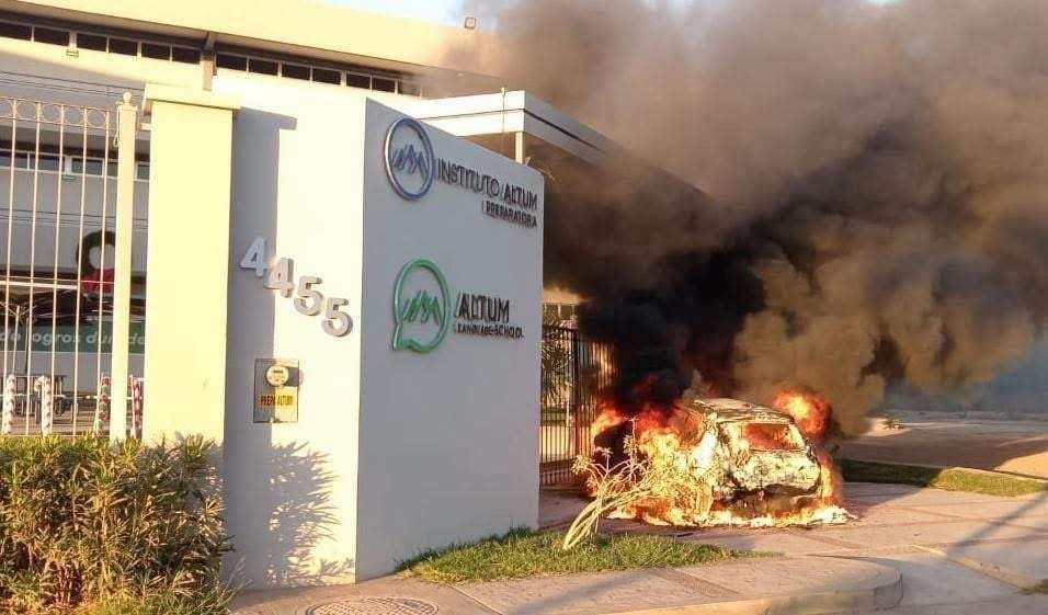 Vehículo se incendia a las puertas del colegio privado Altum, en Culiacán, Sinaloa