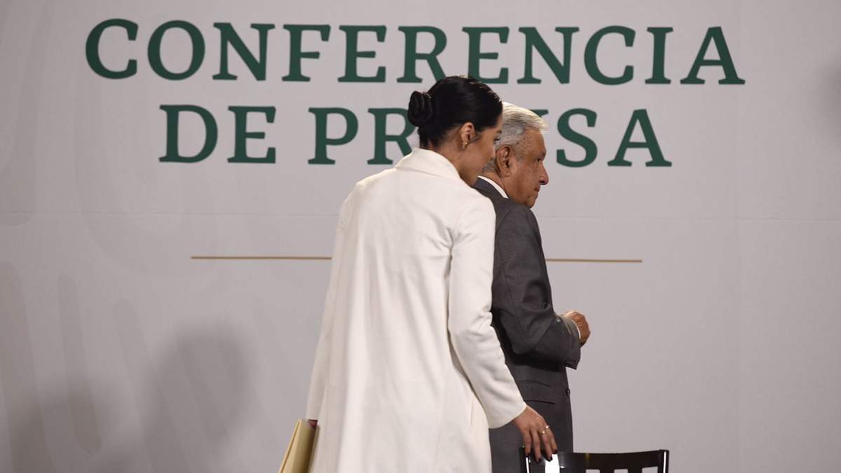Ana Elizabeth García Vilchis, encargada de la sección Quién es Quién en las Mentiras de la Semana, y el presidente López Obrador