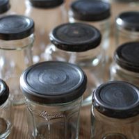 No tires tus frascos de vidrio: 3 formas fáciles y originales de reciclarlos y transformarlos en objetos útiles