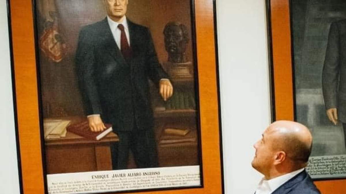 El gobernador de Jalisco observa un retrato de su padre, Enrique Alfaro Anguiano, exrector de la Universidad de Guadalajara