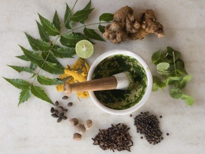 4 hierbas naturales que no pueden faltar en tu dieta