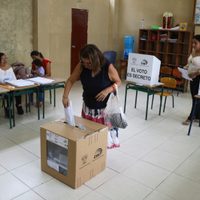 El presidente Noboa y su rival de izquierda González miden fuerzas en las elecciones de Ecuador