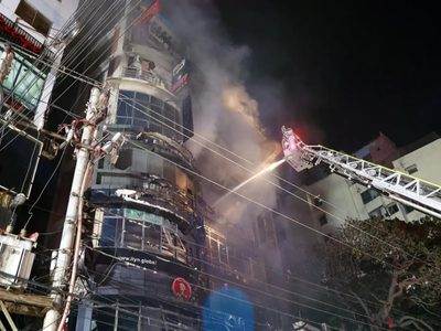 Al menos 44 muertos por un incendio en un centro comercial en la capital de Bangladesh