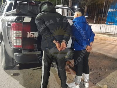 Detuvieron a dos adolescentes que ocultaban dinero y un arma en un taxi