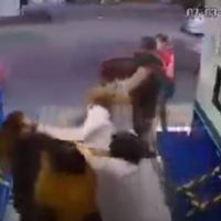 Familia agrede a doctora que le pidió usar cubrebocas en su consultorio (Video)