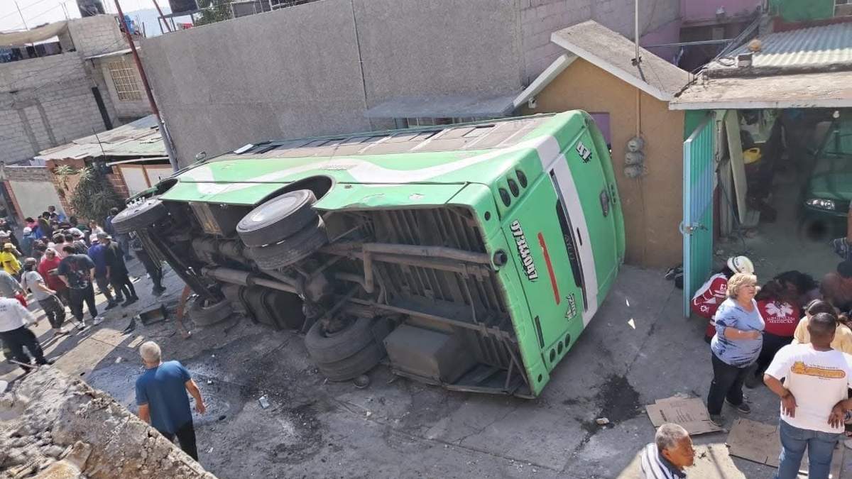 Un camión de la Ruta 18 que iba a toda velocidad perdió el control y volcó en calles de Tlalnepantla