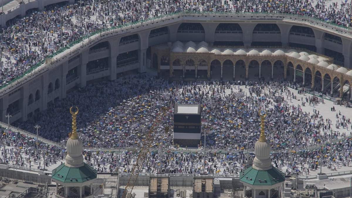 Peregrinos musulmanes rodean la Kaaba, un edificio cúbico en la Gran Mezquita, durante el peregrinaje anual del haj en La Meca