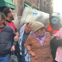 Maestros de la CNTE cercan Palacio Nacional; fueron dispersados con extintores (Video)