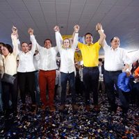 Anaya critica a Meade por foto con borgista detenido, pero levanta la mano a aspirante que también posó con él