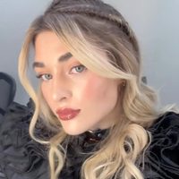Marta Fort y el pantalón brilloso que se convirtió en la nueva obsesión de otoño