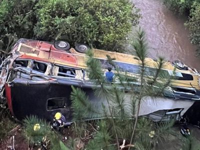 Terrible tragedia en Misiones al caer un colectivo a un arroyo