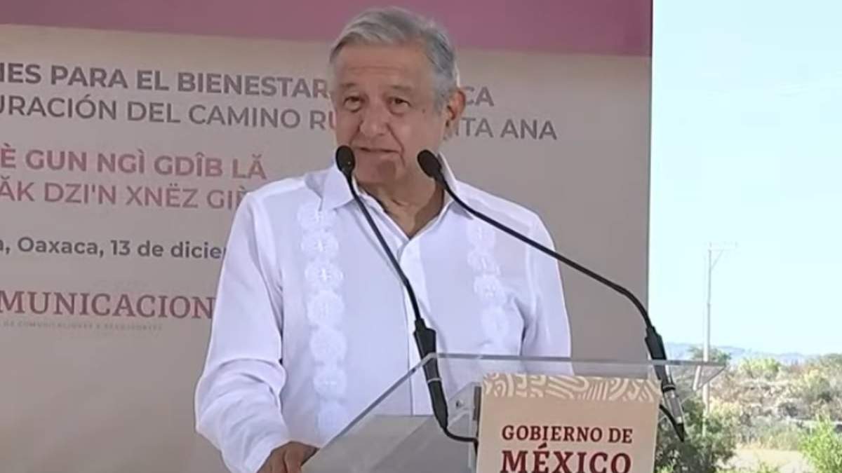López Obrador dijo que el camino rural de Santa Ana es un ejemplo para el gobierno y constructoras