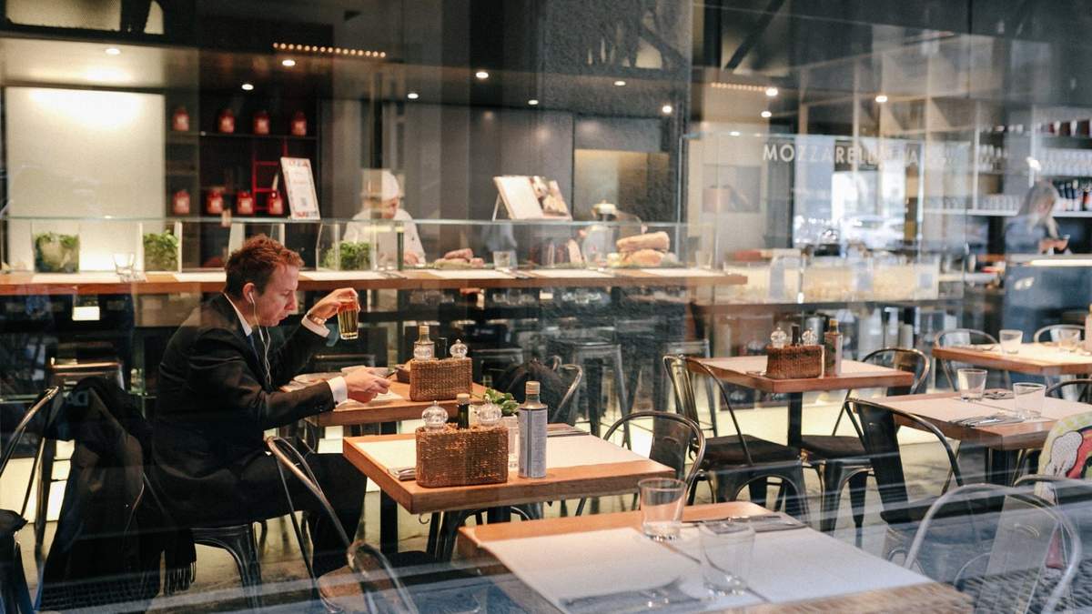 Cliente en un restaurante. Fuente: (Twitter)