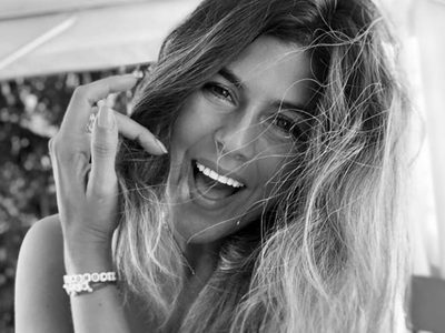 ¡Muy arriesgada! Loly Antoniale prácticamente sin nada jugó sólo con un sombrero para cubrirse