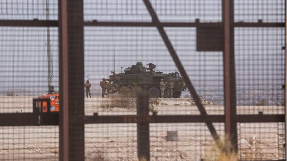 Militares de EU vigilan frontera en Anapra. Una tanqueta del Ejército estadounidense fue desplegada esta mañana en los límites de Nuevo México, Texas y México, específicamente en la zona de Anapra, en la frontera de Ciudad Juárez y El Paso